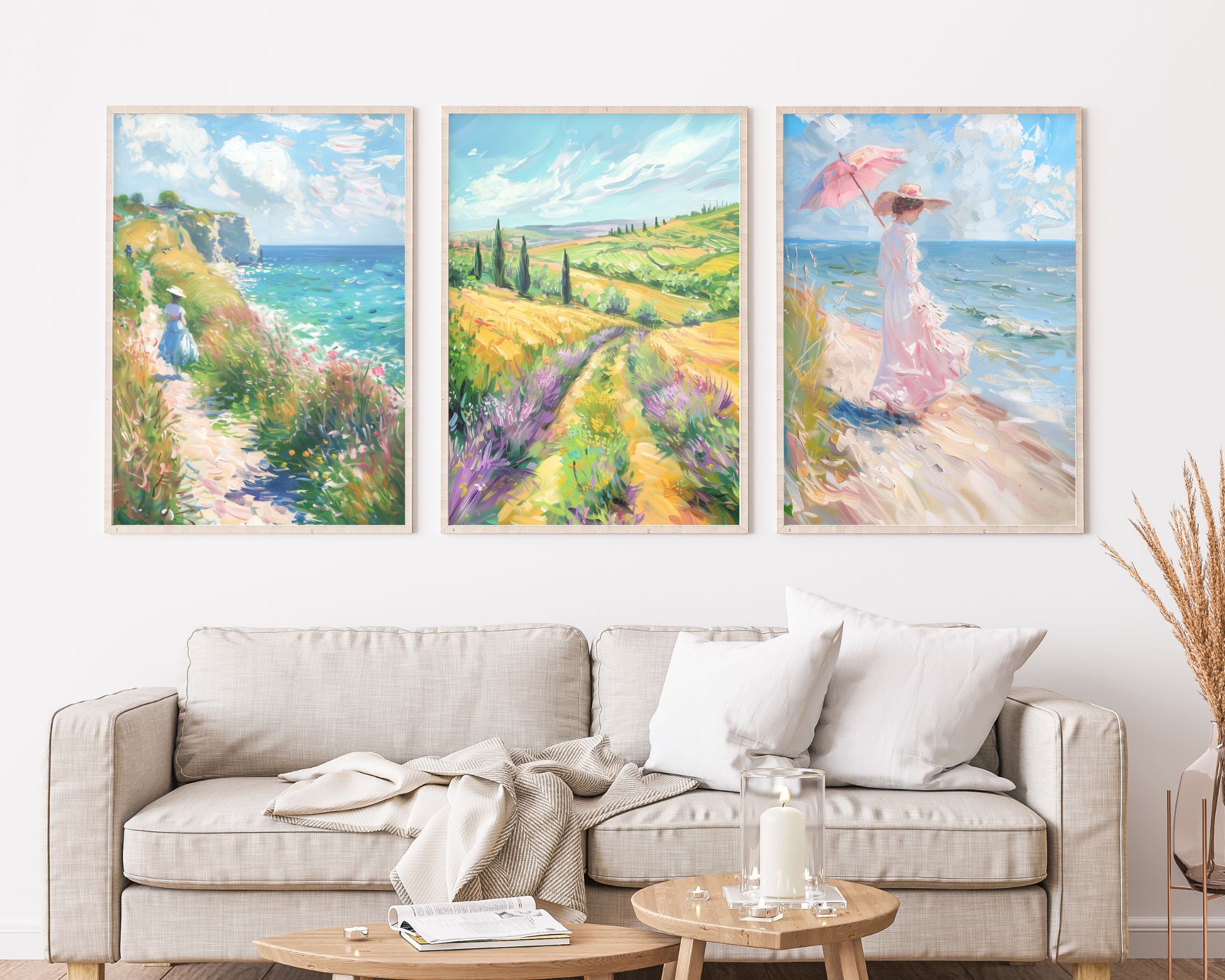 xr:d:DAFoV4bpzsc:408,j:7889604672389254262,t:24040614 ספה בז' עם כריות לבנות ובז' יושבת מול קיר לבן המעוטר ב"סט 3 תמונות לסלון מעל הספה נוסח וינטג' אישה בים" - סט של שלושה ציורי נוף תוססים. הראשון מתאר שביל חוף, השני אזור כפרי הררי, והשלישי מציג אישה עם שמשיה ורודה ליד הים. שולחן עץ עגול עם נר וספרים נמצא בחזית הספה, בעוד עשבים מיובשים באגרטל מונחים בצד ימין.