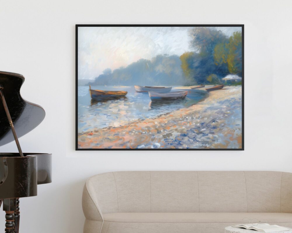 ציור ממוסגר בשם "תמונה מעל הספה נוסח ציור וינטג סירות על שפת אגם", המציג סירות על אגם שקט, תלוי על קיר לבן. היצירה מציגה סצנת מים שלווה עם מספר סירות ליד קו החוף, ירוק שופע ברקע וצבעי פסטל רכים. ספה בז' ופסנתר כנף שחור נראים חלקית בחזית.