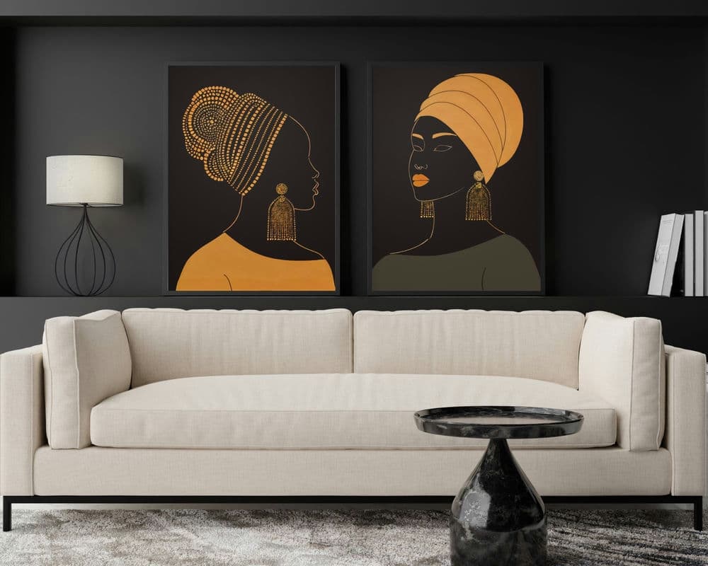 2646mo0V2 פנים סלון מסוגנן כולל ספה בצבע בז' הממוקמת על קיר אפור כהה. מעל הספה שני פורטרטים גדולים ממוסגרים מקולקציית סט 2 תמונות לסלון מינימליסטי נשים עם עגילים ומטפחת, המתארים נשים בפרופיל. אישה אחת עונדת כיסוי ראש משוכלל עם חרוזים, והשנייה עונדת כיסוי ראש; שתי התיאורים מוצגים בגוונים חמים של חום וכתום.